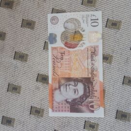 10 Pounds note sales